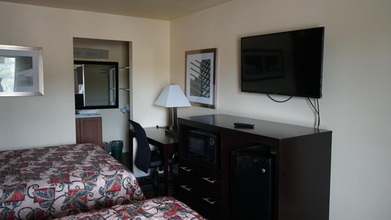 Village Motor Inn Austin Bagian luar foto