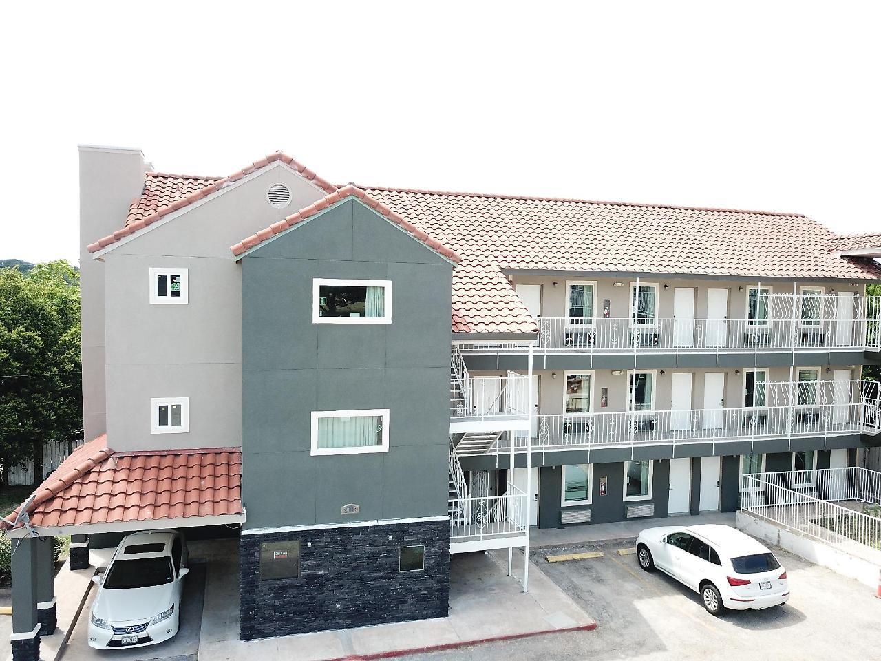Village Motor Inn Austin Bagian luar foto