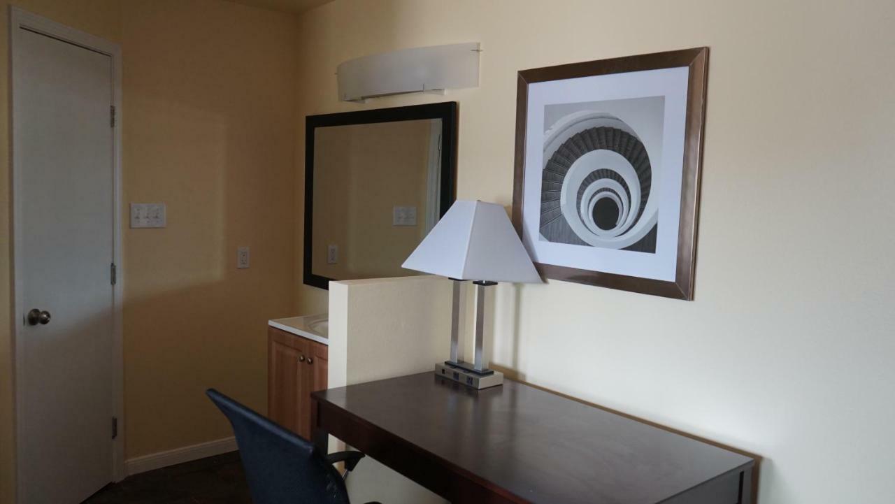 Village Motor Inn Austin Bagian luar foto